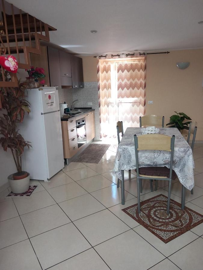 Billy House Hotel Ачиреале Екстериор снимка